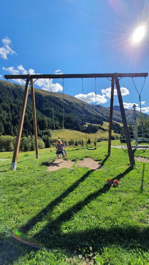 Yeti Lodge Sedrun Exteriör bild