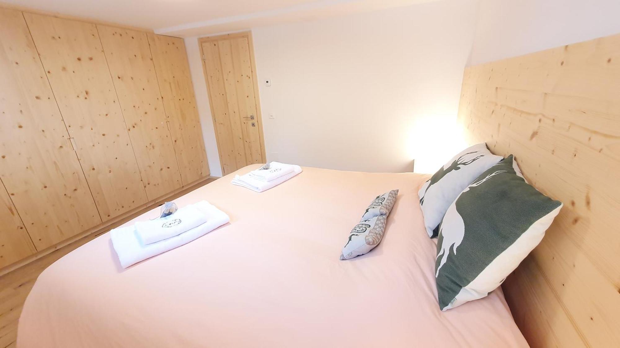 Yeti Lodge Sedrun Rum bild